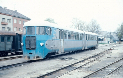 {short description of image}